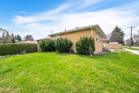 31 Munhall Road, ON M6P 1R2