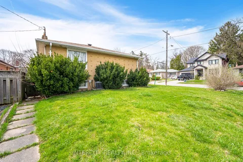 31 Munhall Road, ON M6P 1R2