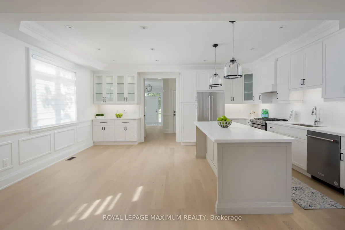 39 B Gort Avenue, ON M8W 3Y7