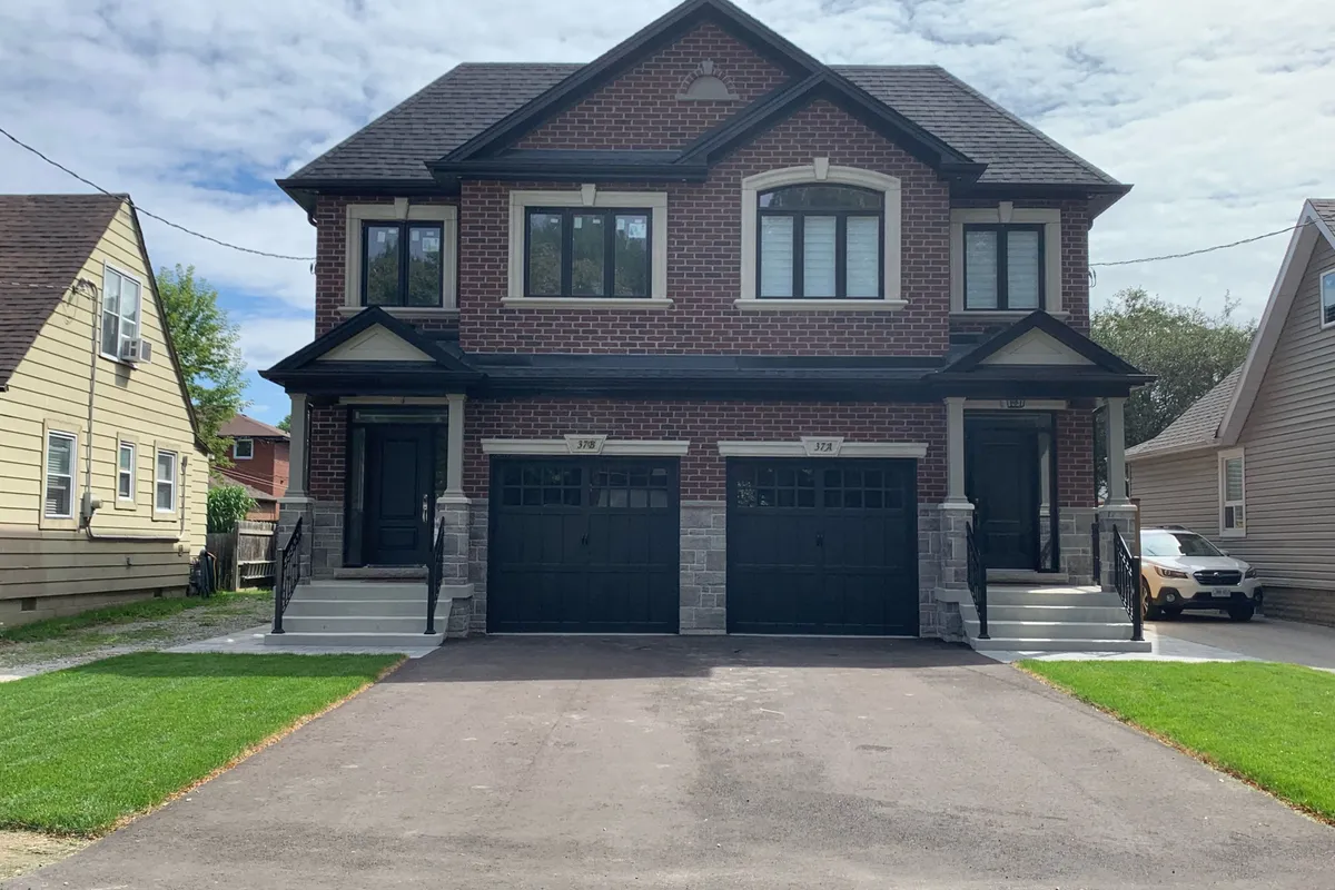 39 B Gort Avenue, ON M8W 3Y7