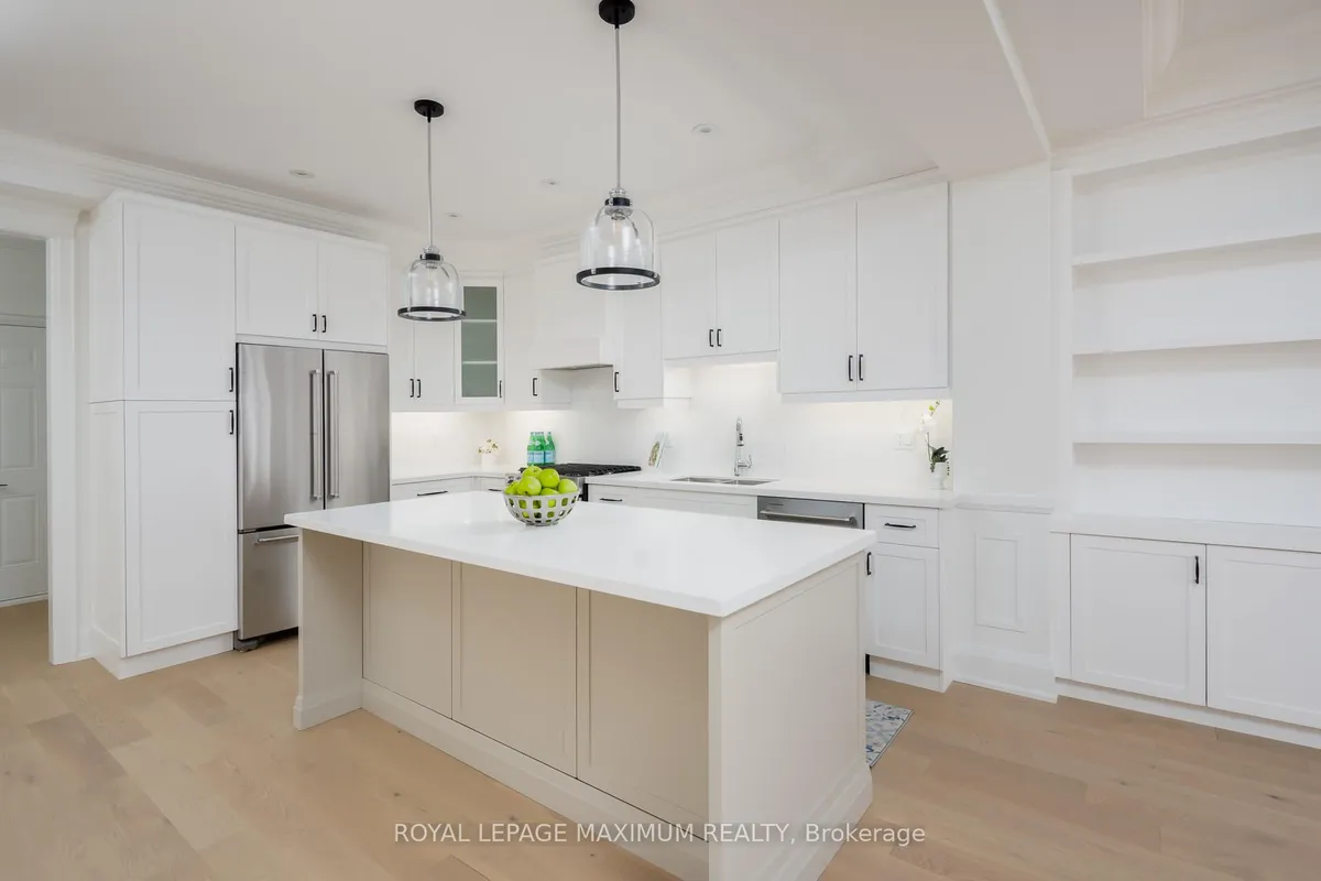 39 B Gort Avenue, ON M8W 3Y7