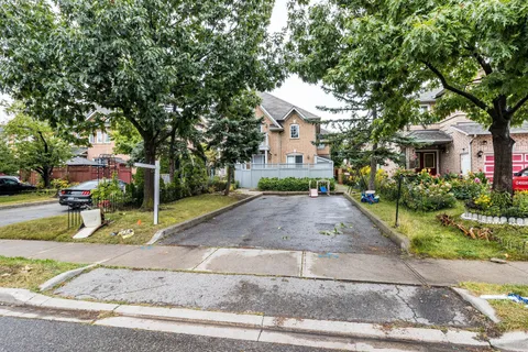 95 Yellow Brick Road, ON L6V 4K7