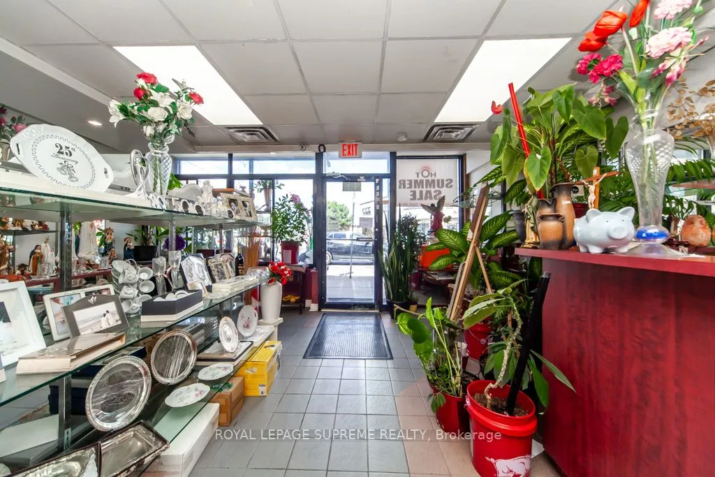 529 Rogers Road, ON M6M 1B4