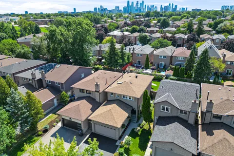 4260 SHELBY Crescent, ON L4W 3N5