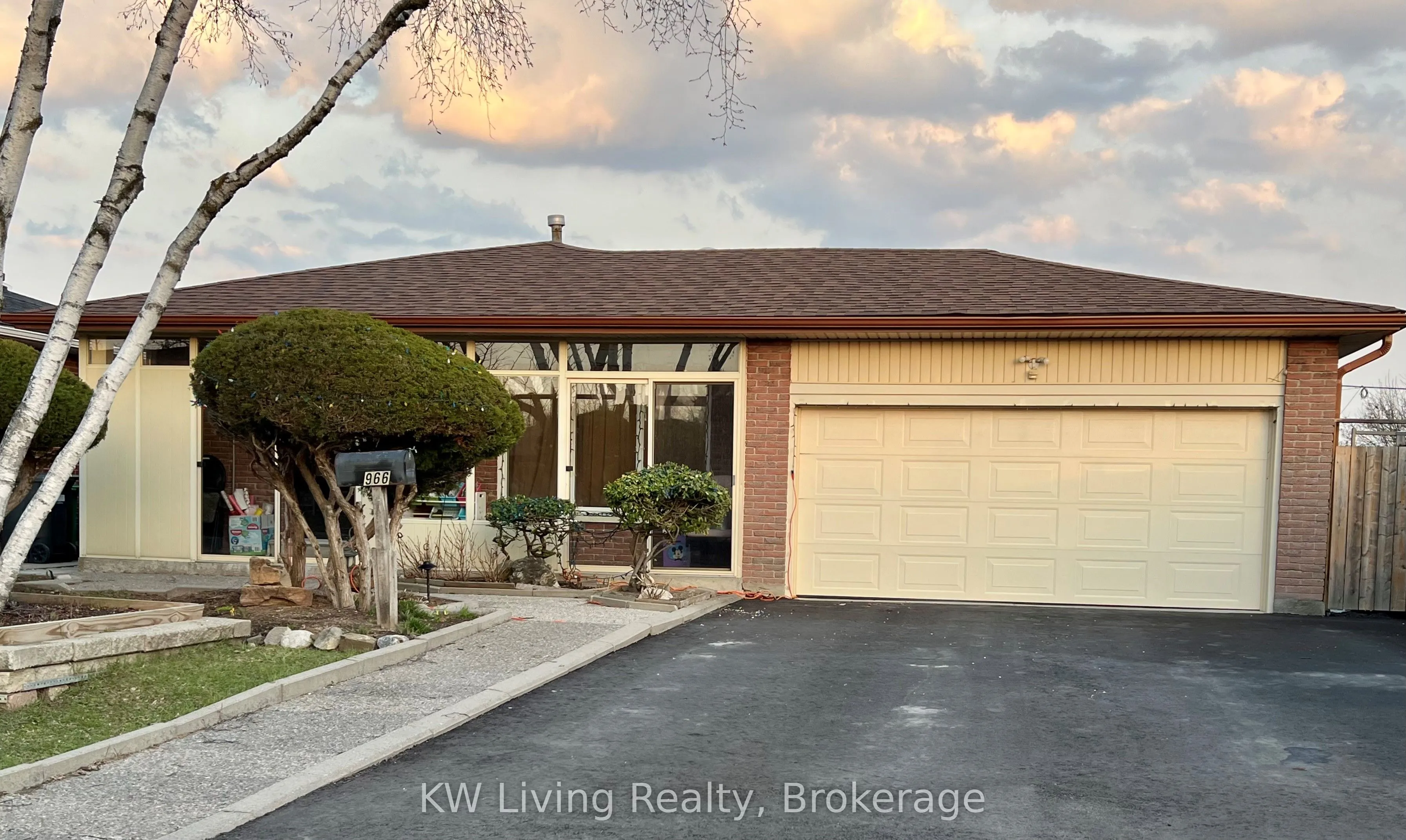 966 Forestwood Drive, ON L5C 1G8