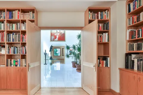 937 WHITTIER Crescent, ON L5H 2X4