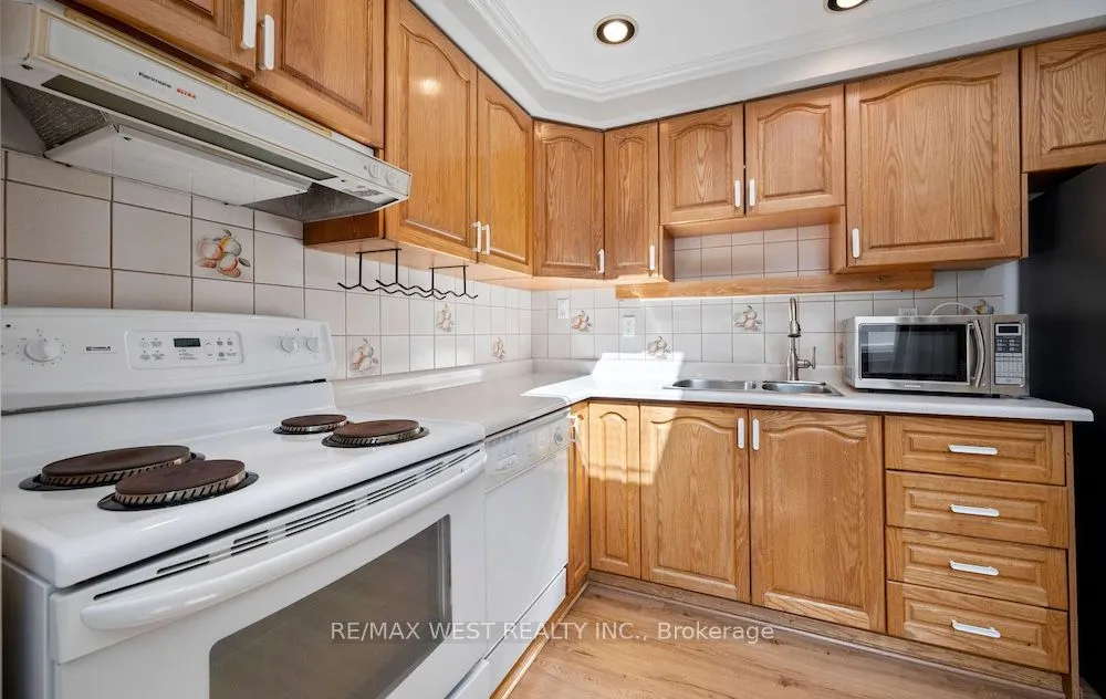 6 Robindale Avenue, ON M8W 4A9