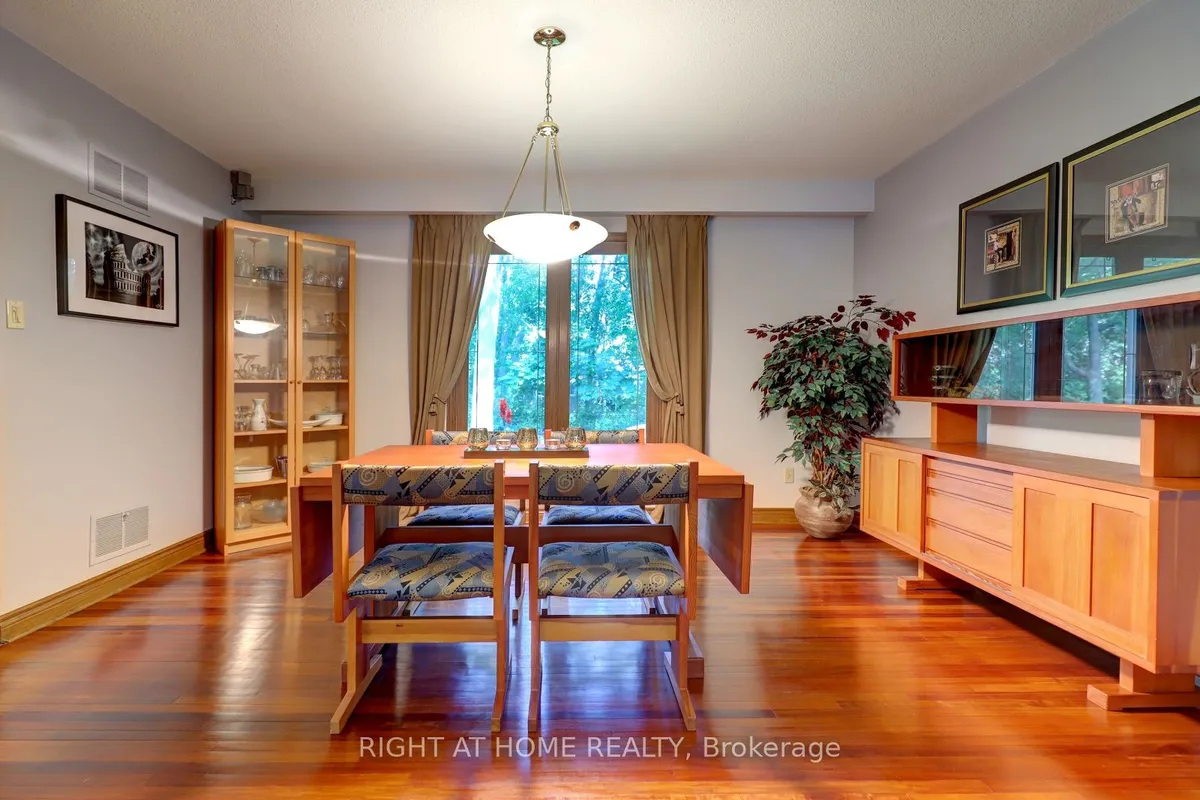 1412 Carmen Drive, ON L5G 3Z1