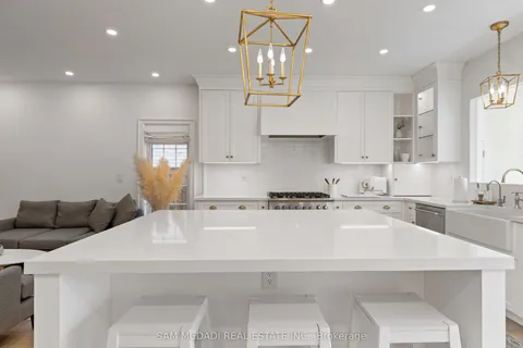 4 Iroquois Avenue, ON L5G 1M6