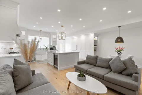 4 Iroquois Avenue, ON L5G 1M6