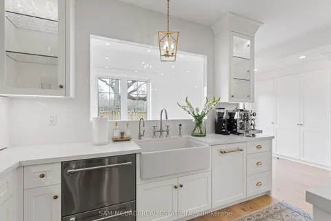 4 Iroquois Avenue, ON L5G 1M6