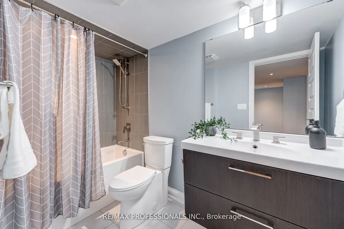 372 Silverthorn Avenue, ON M6M 3G9