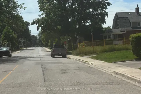 61 Forest Avenue, ON L5G 1L3