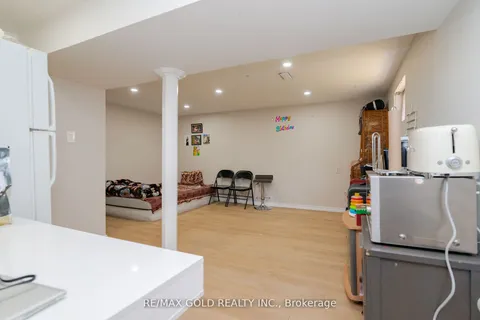 4 Elvina Gate, ON L6T 2A9