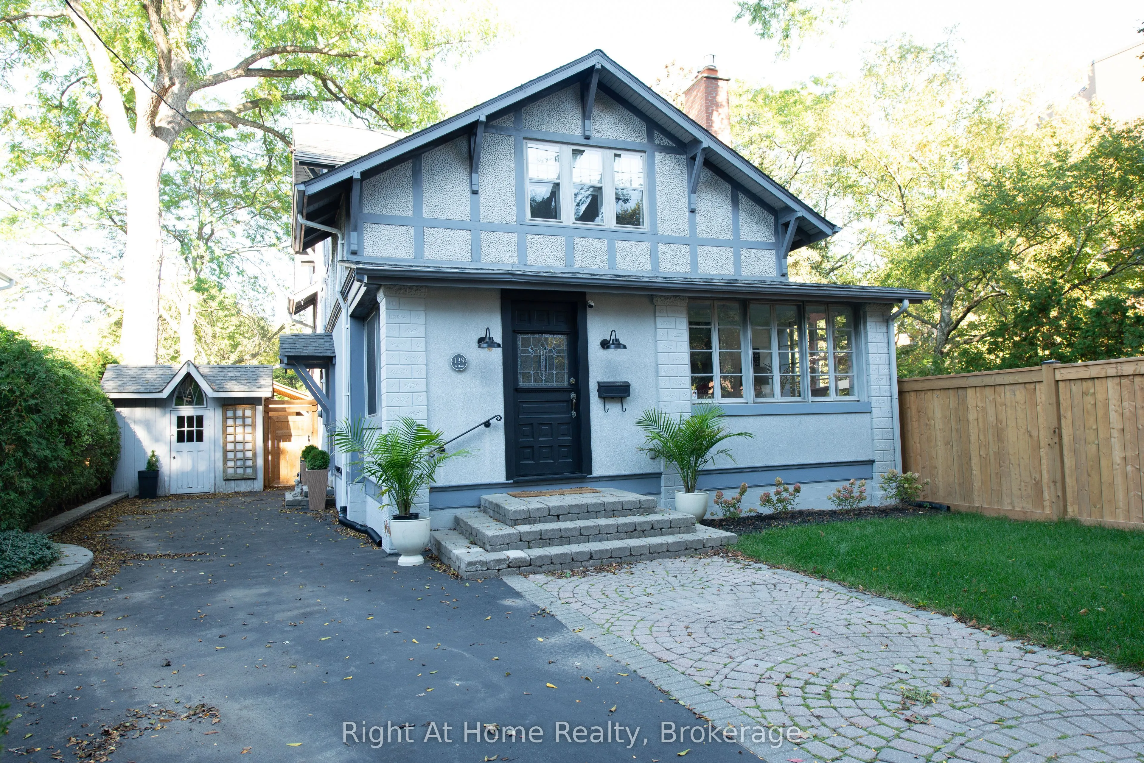 139 Allan Street, ON L6J 3N6