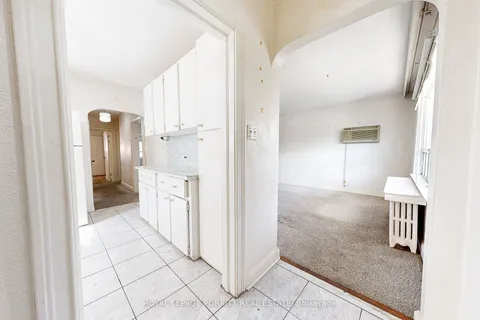 18 Stephen Drive, ON M8Y 3M6