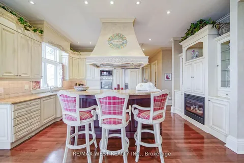 872 WHITTIER Crescent, ON L5H 2X3