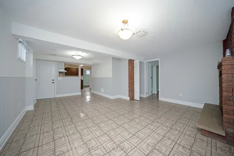 35 Madison Street, ON L6S 3C4