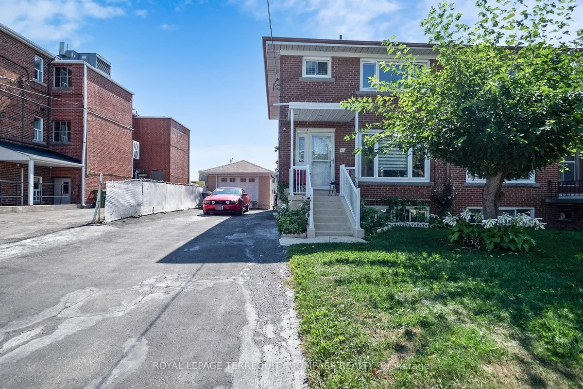 11 Arrowsmith Avenue, ON M6M 2W8