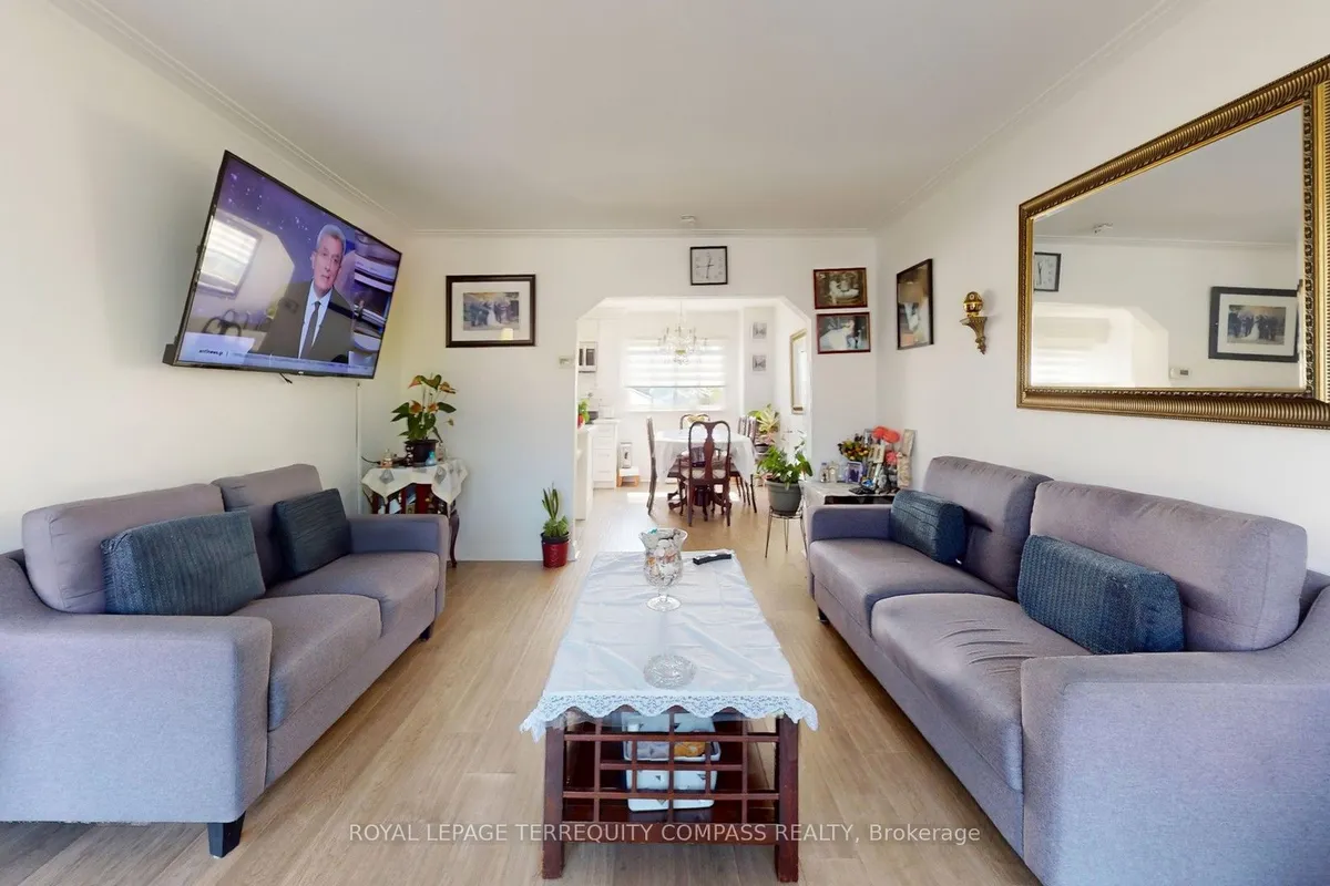 11 Arrowsmith Avenue, ON M6M 2W8