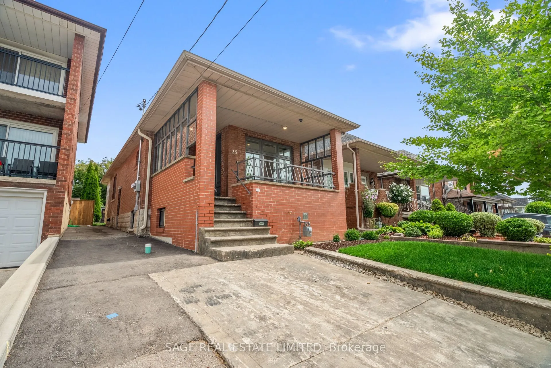 25 Chamberlain Avenue, ON M6E 4J7