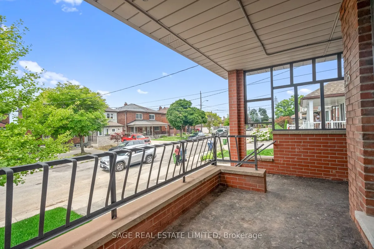 25 Chamberlain Avenue, ON M6E 4J7