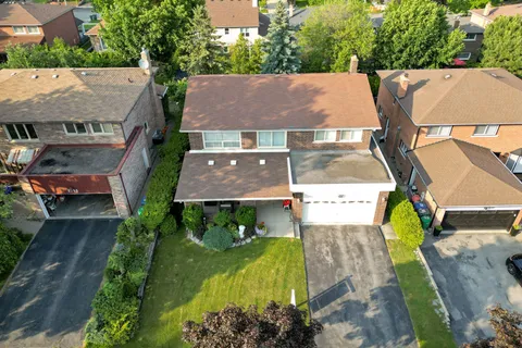 2529 Claymore Crescent, ON L5C 3A2