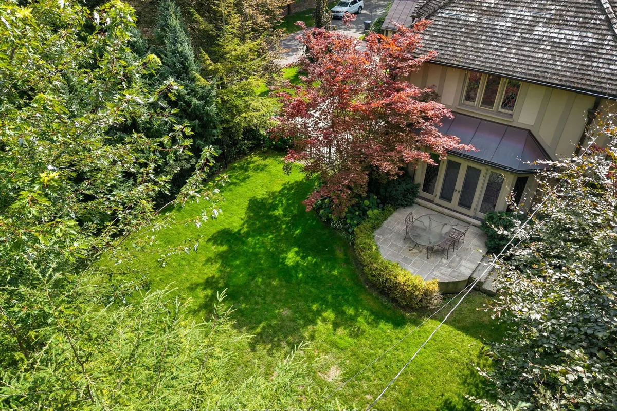 16 Kingsway Crescent, ON M8X 2P9