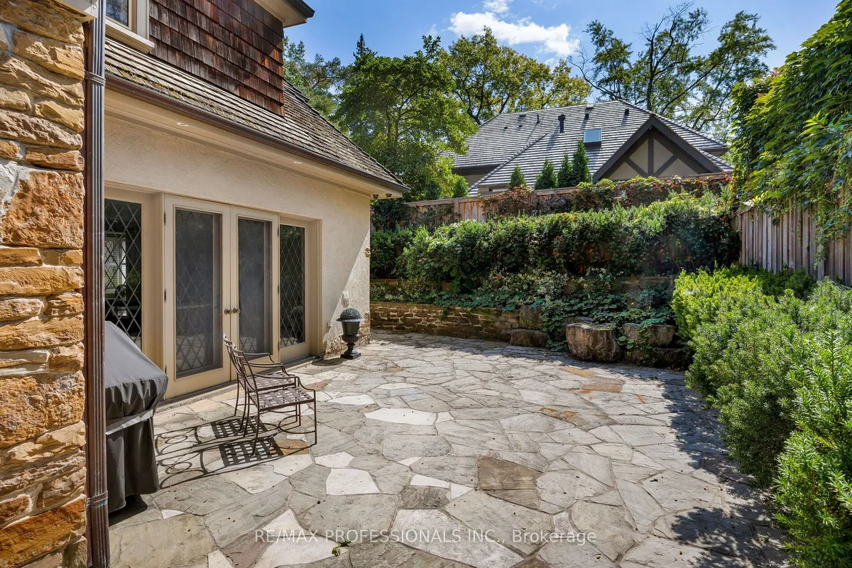 16 Kingsway Crescent, ON M8X 2P9