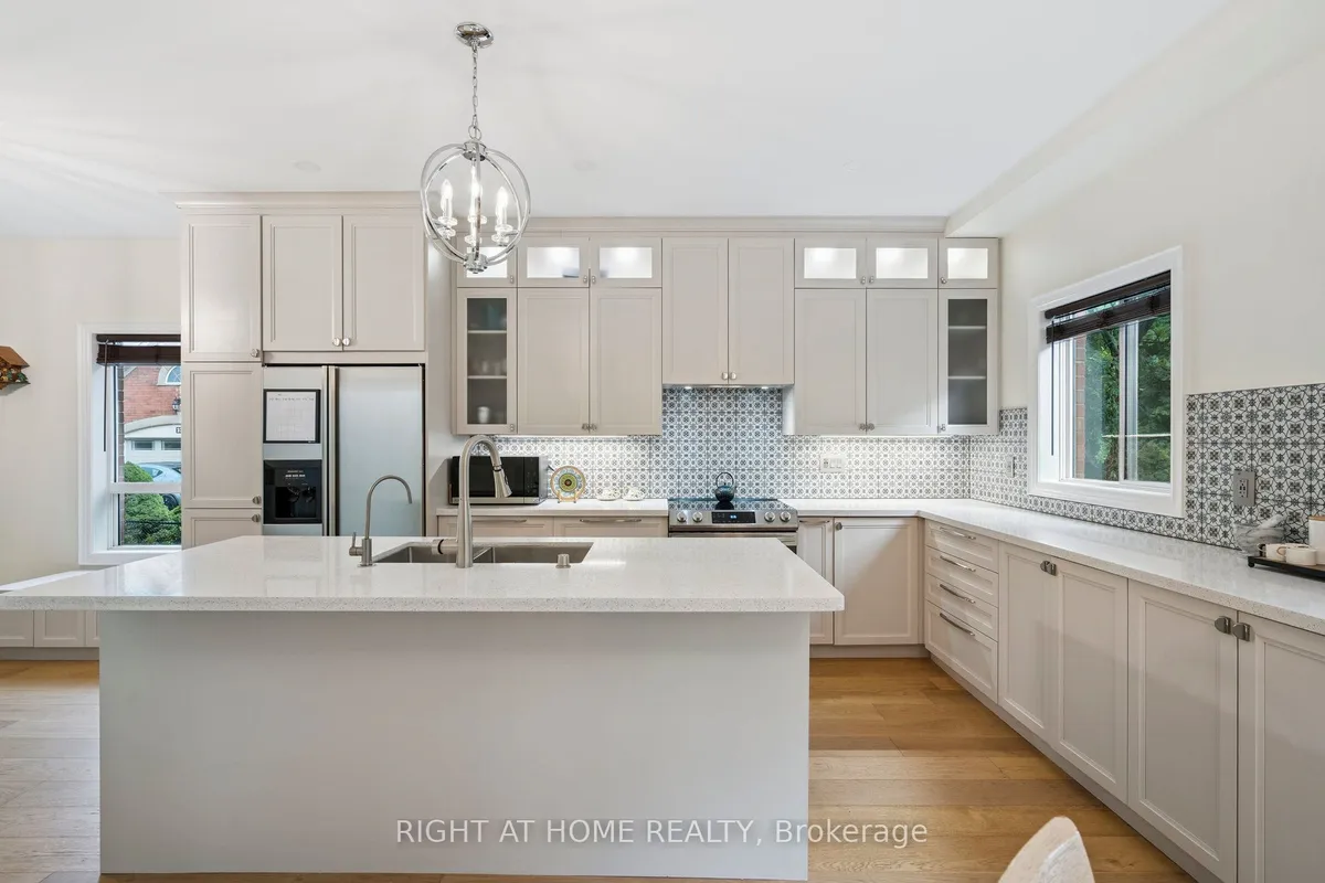 2322 Woodridge Way, ON L6H 6S3