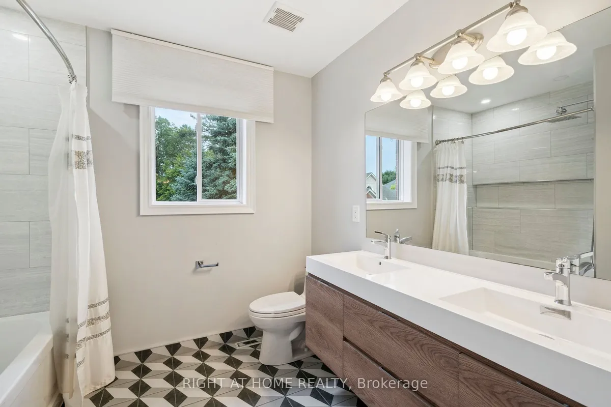 2322 Woodridge Way, ON L6H 6S3