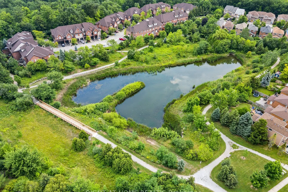 2322 Woodridge Way, ON L6H 6S3