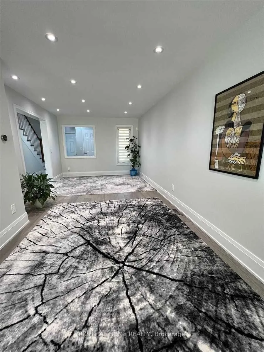 5936 Candlebrook Court, ON L5V 2V5