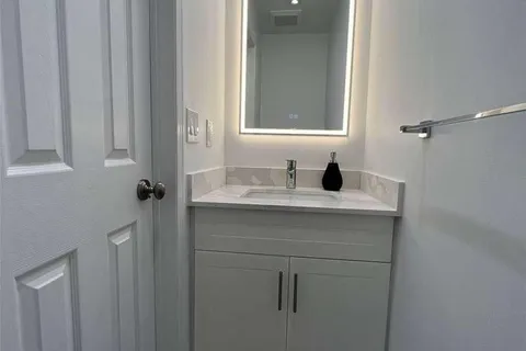 5936 Candlebrook Court, ON L5V 2V5