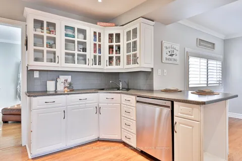 886 Whitney Drive, ON L4Y 1E7