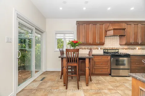 2 Melrose Gardens, ON L7A 1J7