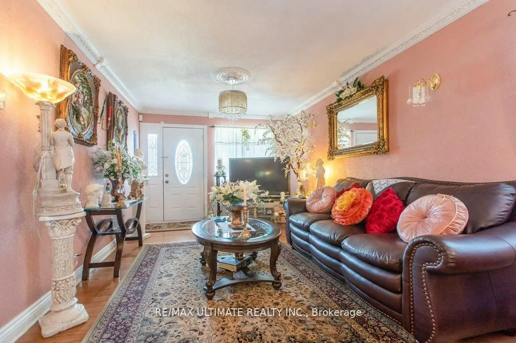 110 Aileen Avenue, ON M6M 1E9