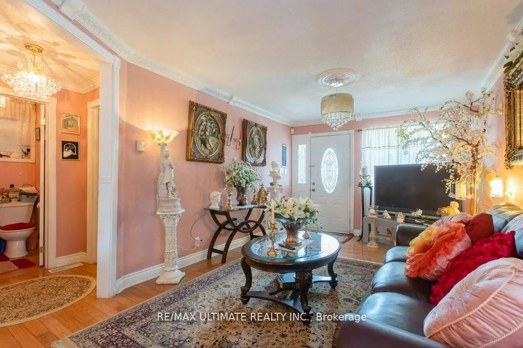 110 Aileen Avenue, ON M6M 1E9