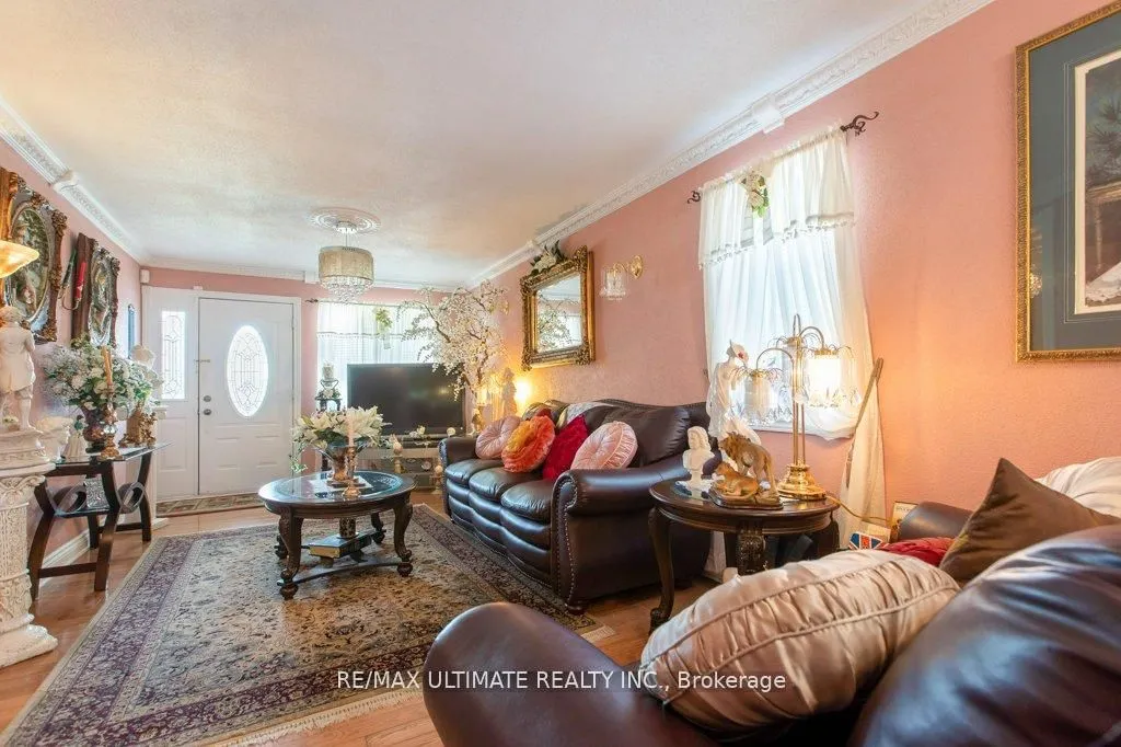 110 Aileen Avenue, ON M6M 1E9