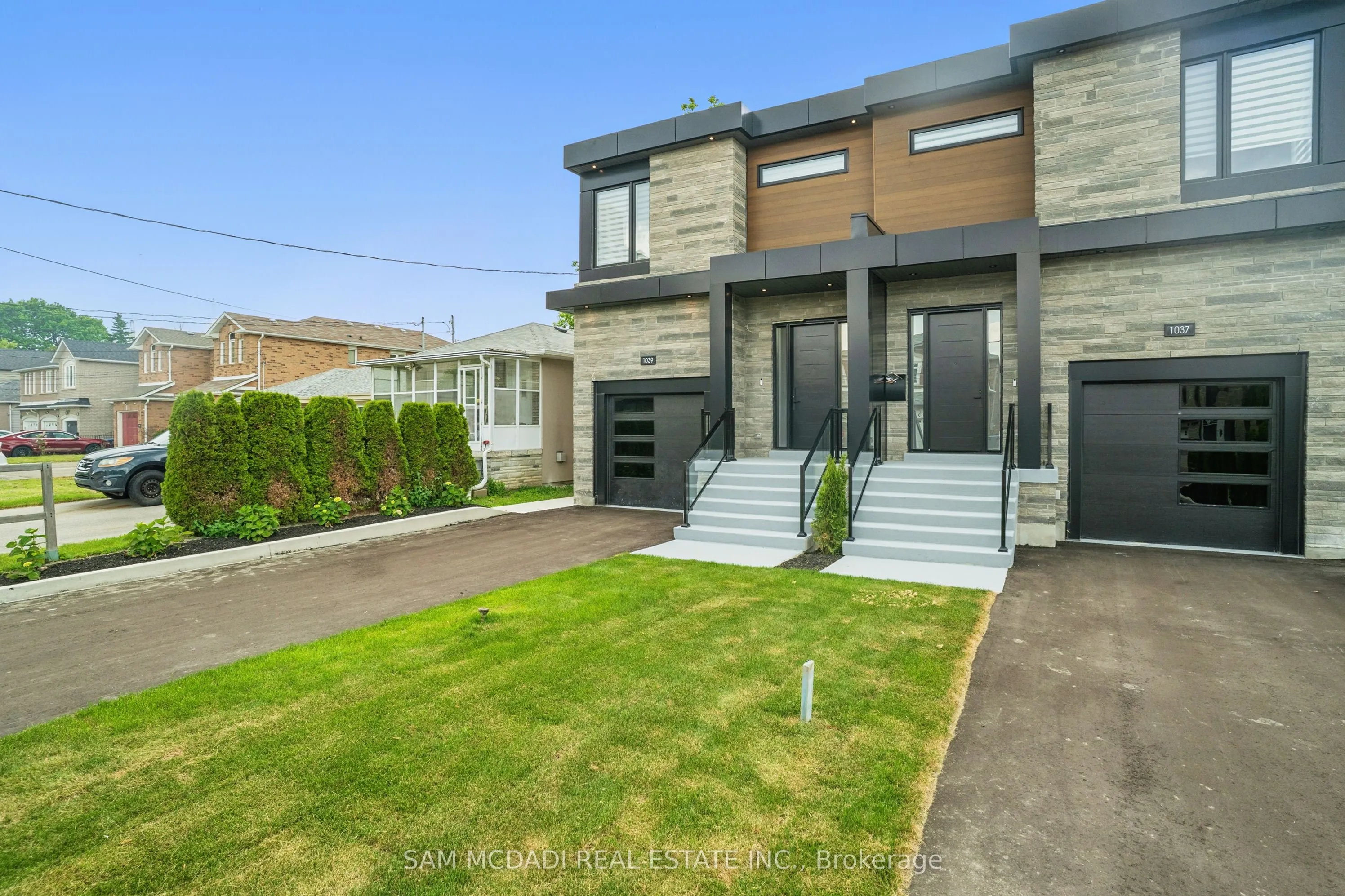 1039 Caven Street, ON L5G 4J3