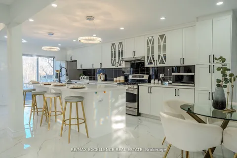 6839 Gracefield Drive, ON L5N 6T6