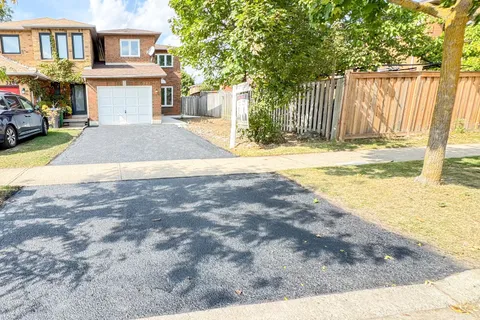 3292 Bobwhite Mews, ON L5N 6E9