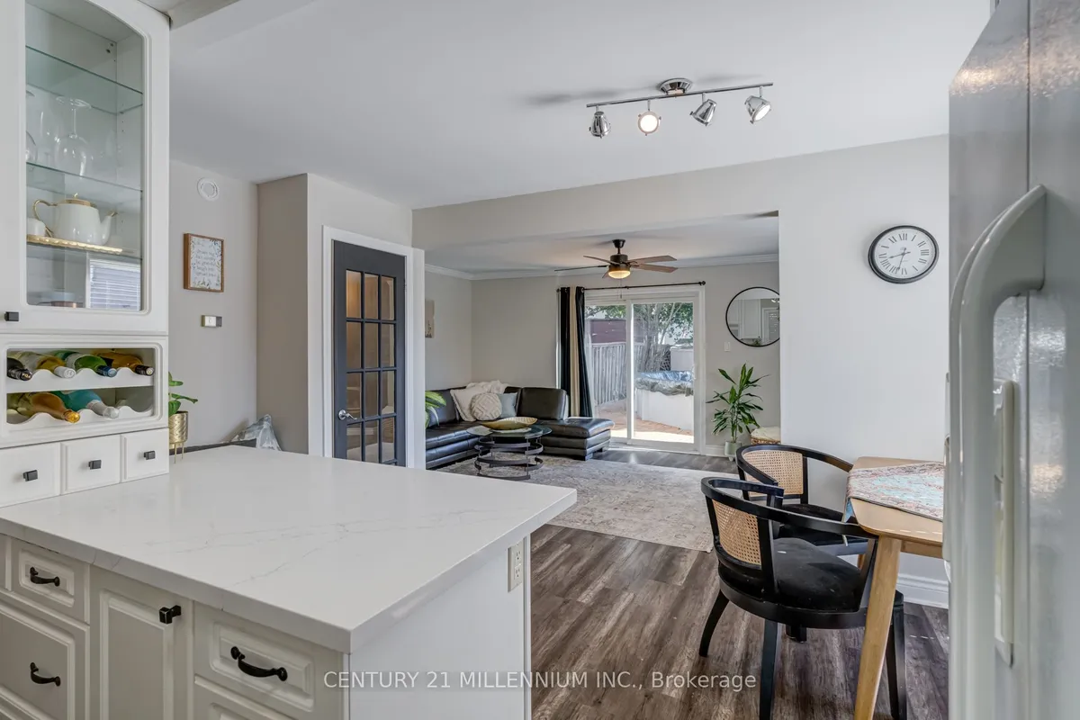 15 Hasting Square, ON L6S 2N8