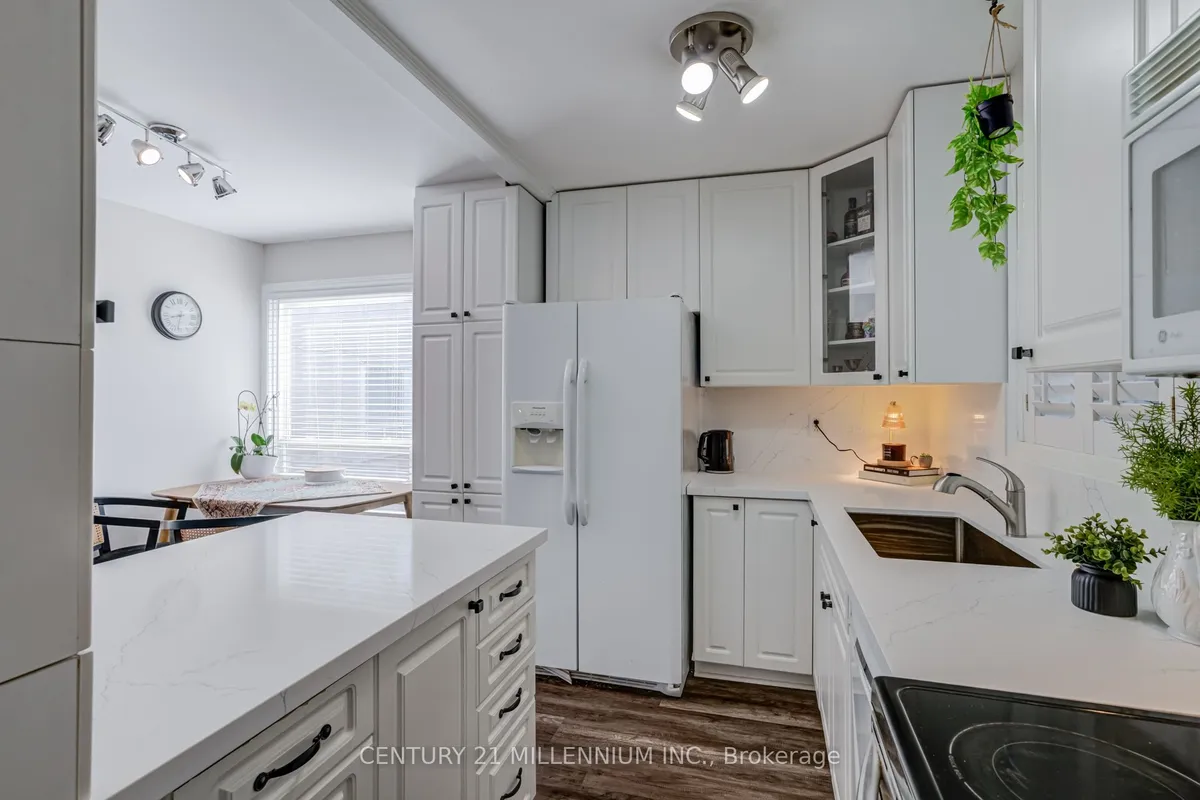 15 Hasting Square, ON L6S 2N8