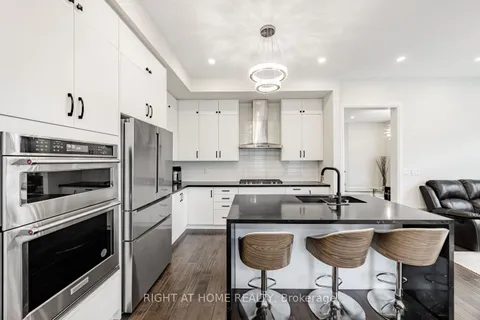 104 Sora Gate, ON L6H 0Y4