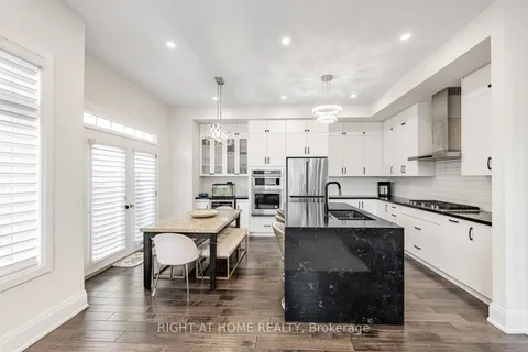 104 Sora Gate, ON L6H 0Y4