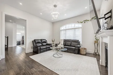 104 Sora Gate, ON L6H 0Y4