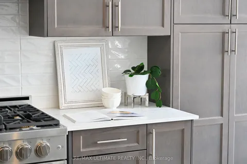 18 Thresher Street, ON L6Z 3N1