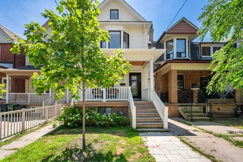 15 Melville Avenue, ON M6G 1Y1