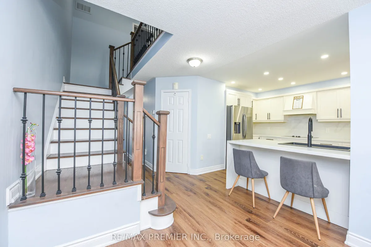 15D View Green Crescent, ON M9W 7C9